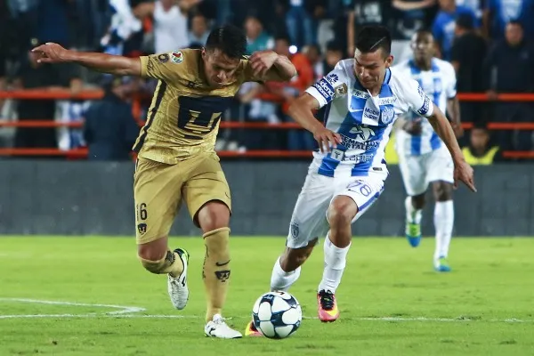 IMAGO7 Lozano compite por un esférico con Marcelo Alatorre