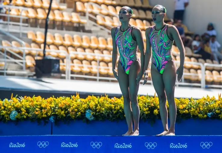 MIGUEL PONTÓN Nuria y Karem preparándose para realizar su rutina