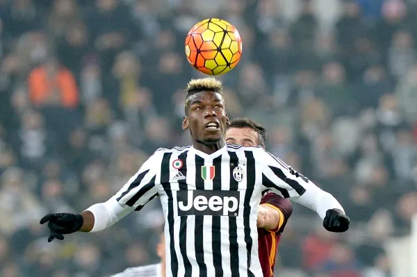 AP Paul Pogba controla un balón con la Juventus
