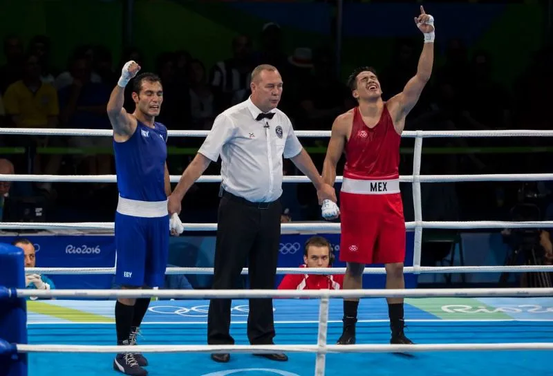 Misael celebra su triunfo frente al pugilista egipcio
