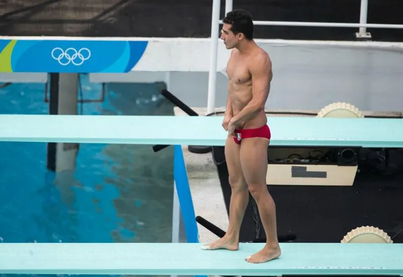 Rommel Pacheco, previo a realizar un clavado