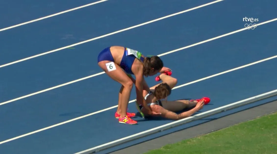 D'Agostino auxilia a su rival