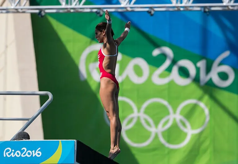 MIGUEL PONTÓN Paola Espinosa se prepara para saltar en la plataforma de 10m