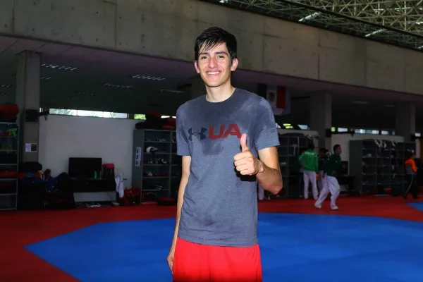 IMAGO7 Gutiérrez saluda a la cámara en un entrenamiento