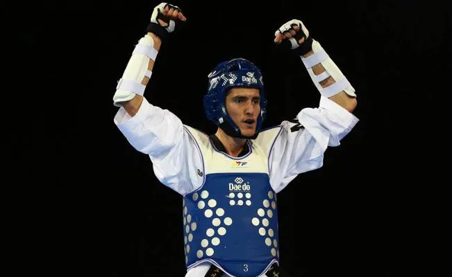 ESPECIAL Saúl Gutiérrez levanta los brazos en señal de victoria