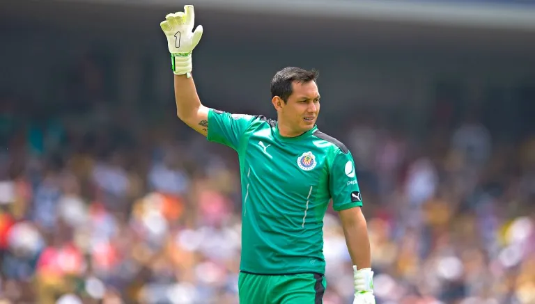 IMAGO7 El arquero del Rebaño levanta una mano contra los Pumas