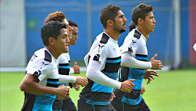 Jugadores de las Chivas entrenando en Verde Valle