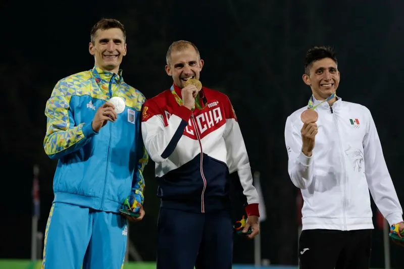 Hernández posa con la medalla de bronce en la ceremonia de premiación