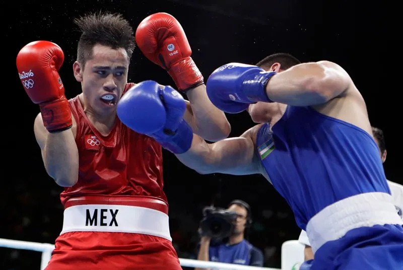 Misael Rodríguez en combate contra Bektemir Melikuziev