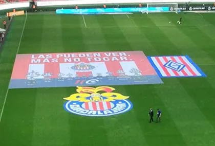 PRESSPORT Manta de las Chivas con un mensaje provocador para Atlas