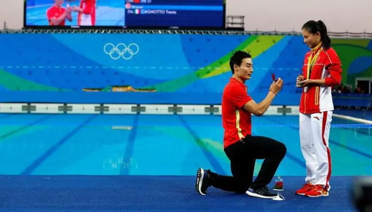 Momento en que le proponen matrimonio a He Zi