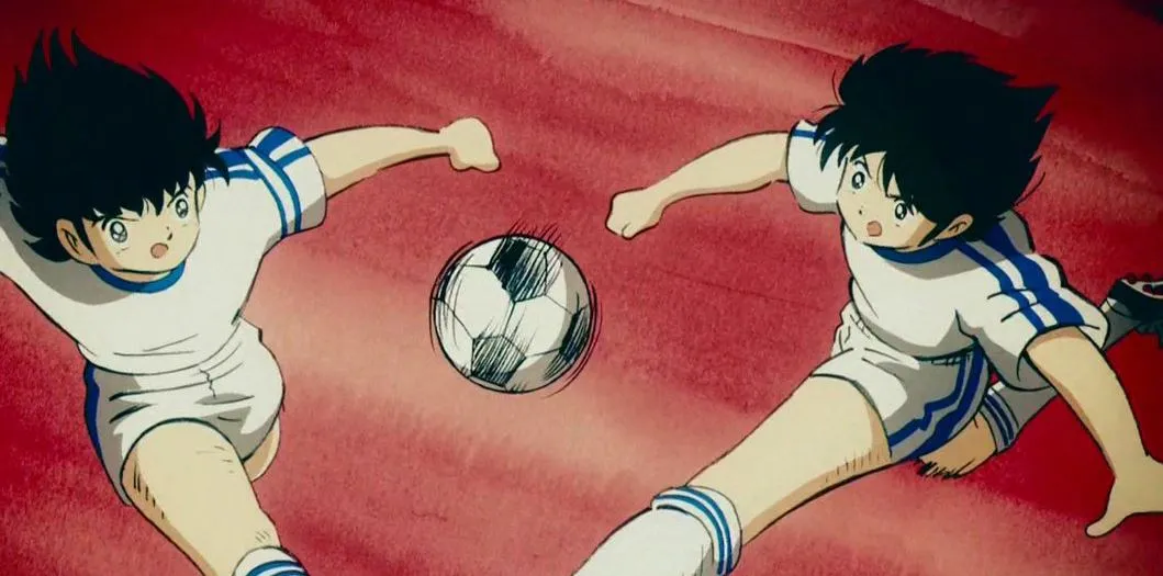 ESPECIAL Momento del video donde se ve a Oliver Atom y Tom Misaki haciendo un tiro combinado