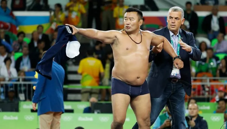 AP Entrenador de Mongolia termina en calzones después del combate por el bronce