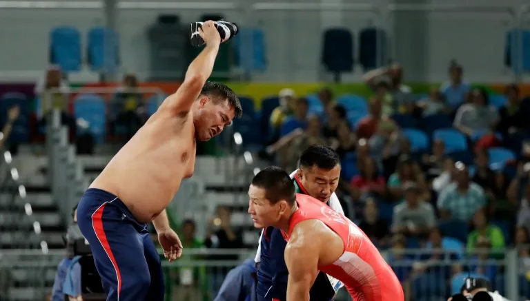 AP Entrenador protesta contra los jueces por perder la pelea de bronce