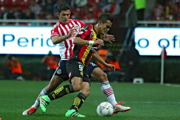 IMAGO7 Castro pelea un balón en un juego de Copa MX contra Leones Negros