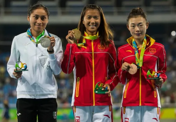 MIGUEL PONTÓN Lupita González, en la premiación junto a las chinas
