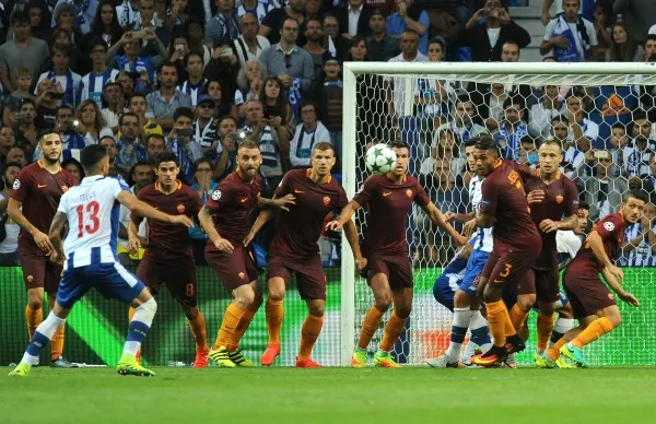 AP Un tiro libre cobrado por el Porto frente a la Roma