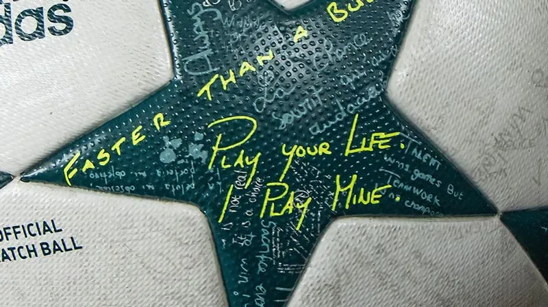 ADIDAS Frase de Gareth Bale plasmada en esférico de Champions