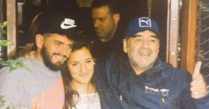 ESPECIAL La leyenda del futbol posa con Jana y Diego