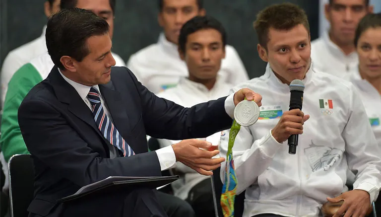 PRESIDENCIA DE MÉXICO Peña Nieto observa la medalla de plata de Germán Sánchez