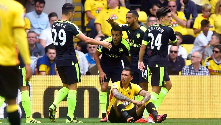 EFE Jugadores felicitan a Alexis después de anotarle al Watford