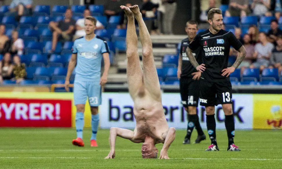 ESPECIAL El exjugador danés haciendo ridiculeces en el centro del campo