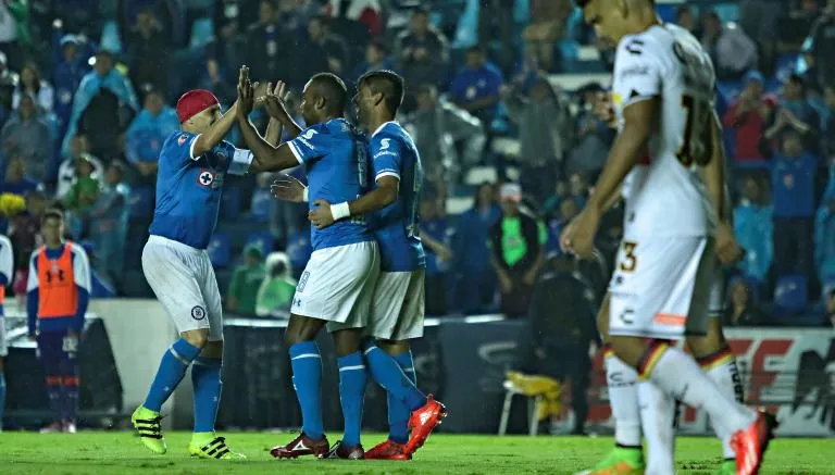 Christian Gimenez y Joffre Guerron festejan un tanto de La Máquina