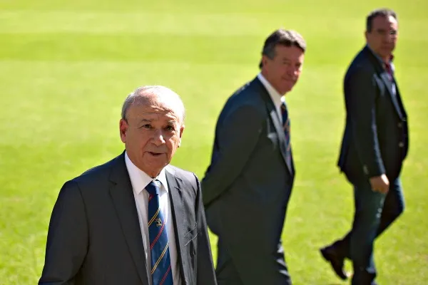 Billy Álvarez caminando en los campos de La Noria