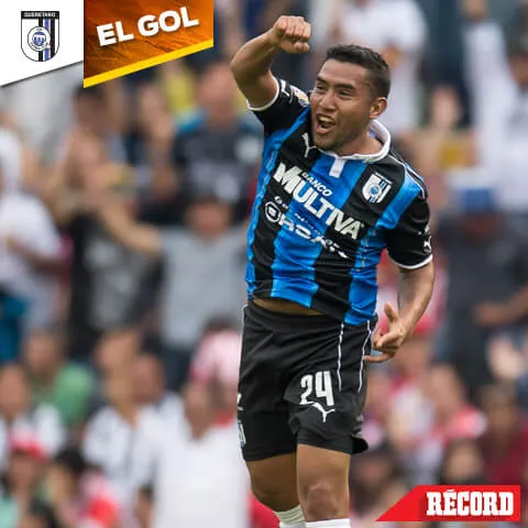 Armando Zamorano celebra su gol frente a Necaxa