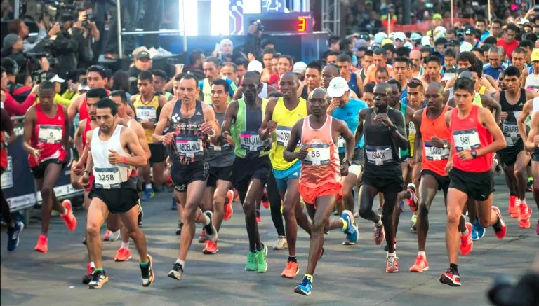 CÉSAR VICUÑA Maratonistas de la categoría varonil en la CDMX