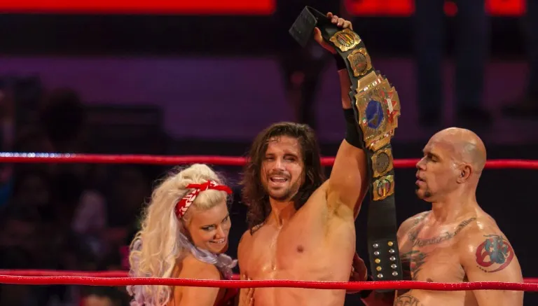 RICARDO FLORES Johnny Mundo festeja ocn Hernández y Taya el título