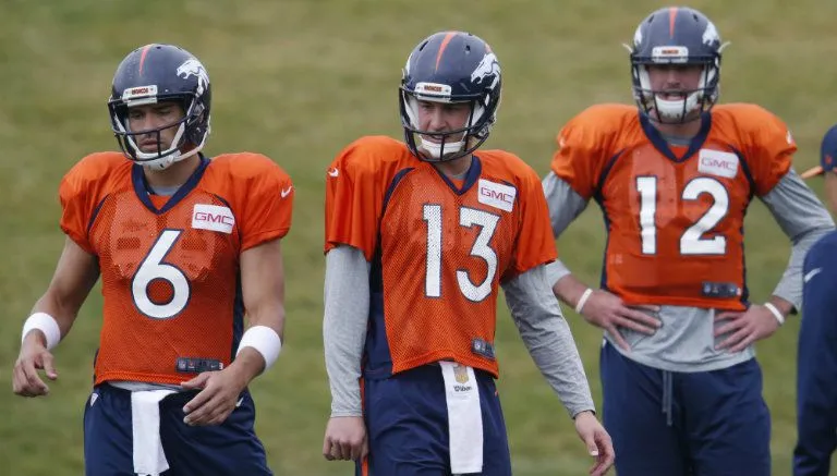 AP Sánchez, Siemian y Lynch durante una práctica con los Broncos