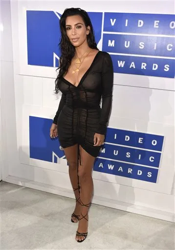 Kim Kardashian luciendo extravagante vestido en MTV Awards 2016