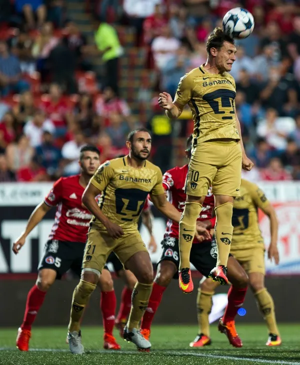 Abraham González despeja un esférico con la cabeza en el encuentro con Tijuana