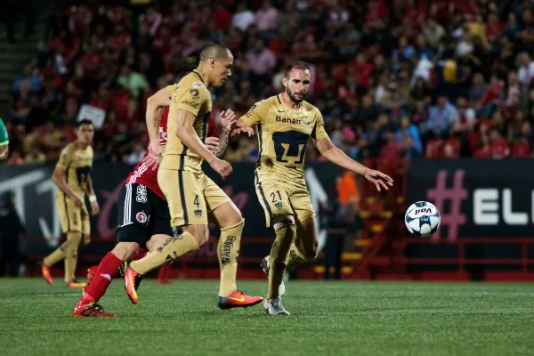 Verón pelea un balón durante el partido contra Xolos