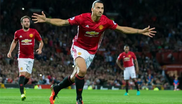 AP Ibrahimovic celebra un gol con la playera del Manchester United