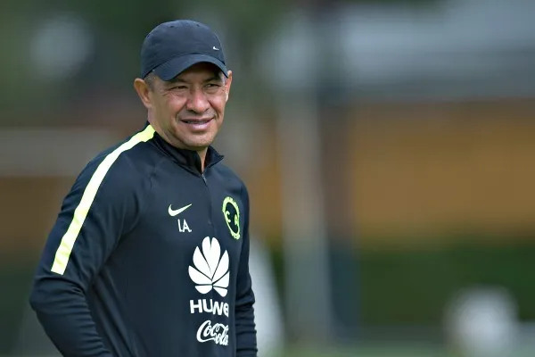 Ambriz en un entrenamiento de las Águilas