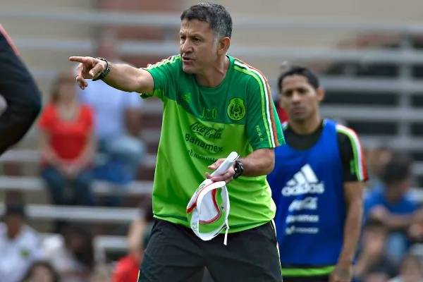IMAGO7 Osorio da indicaciones en un entrenamiento de la Selección Mexicana