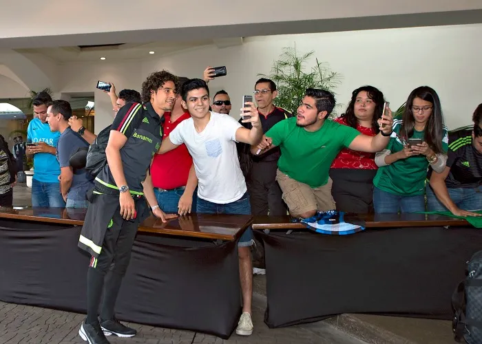 MEXSPORT Ochoa se toma fotografía con aficionados