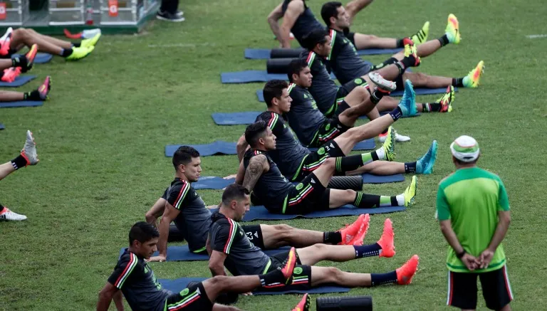 DANIEL GÁMEZ Los elementos de la Selección en sesión de estiramiento