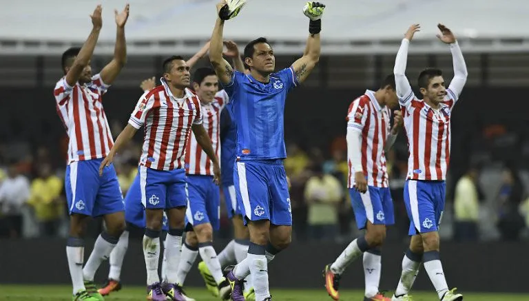 IMAGO7 Jugadores de Chivas festejan con la tribuna