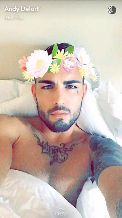 ESPECIAL El francés se muestra con una corona de flores