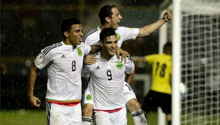 Sepúlveda, Jiménez y Guardado festejan un gol con el Tri