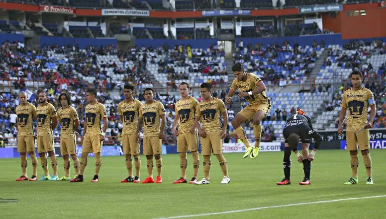 IMAGO7 Jugadores de Pumas, previo a un partido