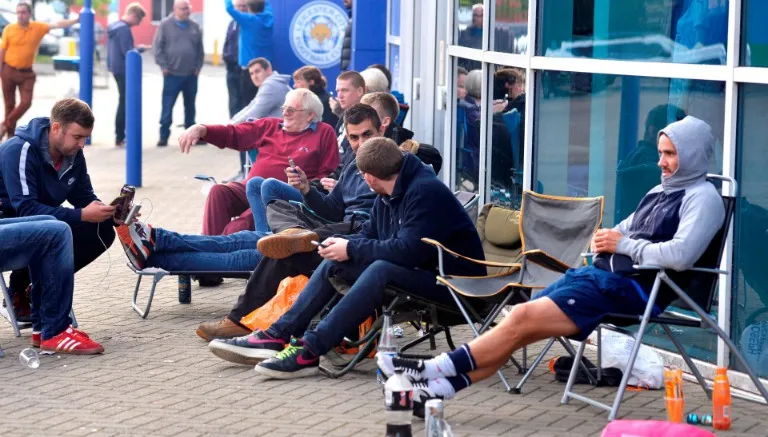 ESPECIAL Aficionados esperan sentados para adquirir boletos