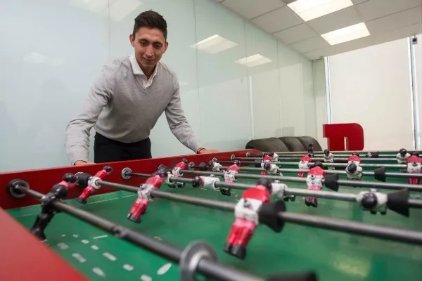 RICARDO FLORES Ismael Hernández juega futbolito en las instalaciones de RÉCORD