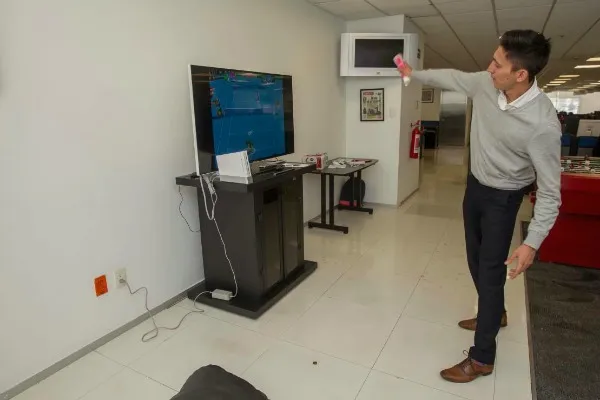 RICARDO FLORES Ismael jugando Wii