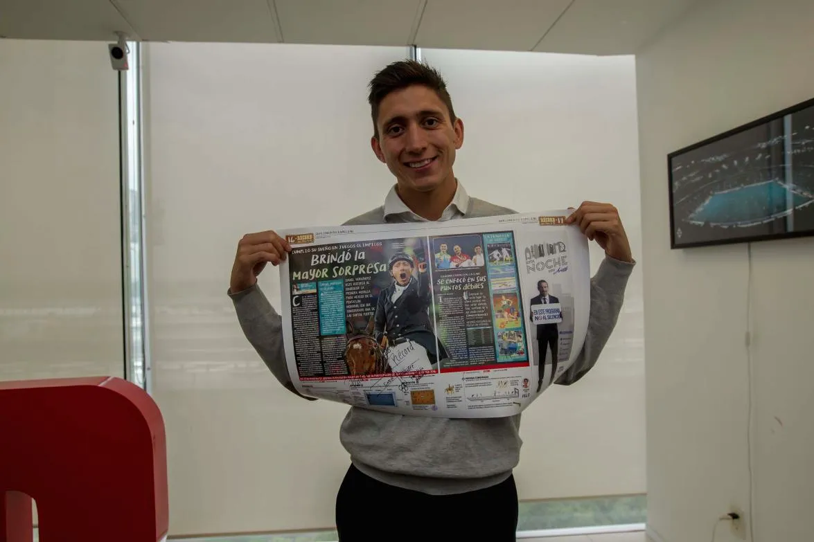 RICARDO FLORES Ismael Hernández sosteniendo la página donde aparece en Juegos Olímpicos