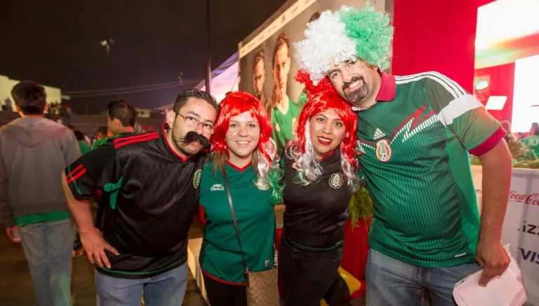 Aficionados mexicanos con pelucas y bigotes