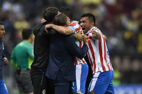 Matías Almeyda celebra con sus jugadores